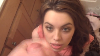 Bella moglie che si fa il viso in bagno